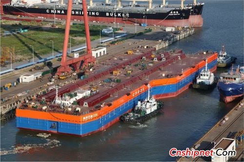 黄埔造船18000吨下水驳船出坞_新造船_船厂_行业动态_中国船舶网